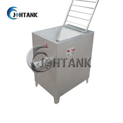 Cadena de producción de la salchicha de la carne comida que da masajes adobando caer