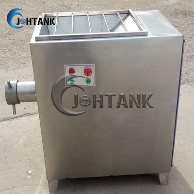 Cadena de producción de la salchicha de la carne comida que da masajes adobando caer