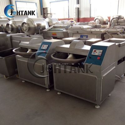 Cadena de producción de la salchicha de la carne comida que da masajes adobando caer