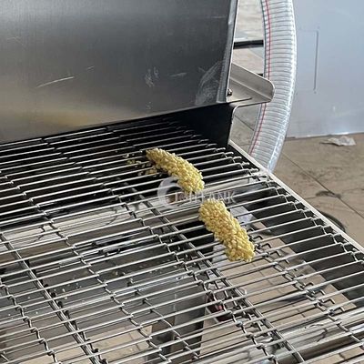 Estropicio de las migas que empanan cocinar de los mariscos de la máquina de capa del pollo